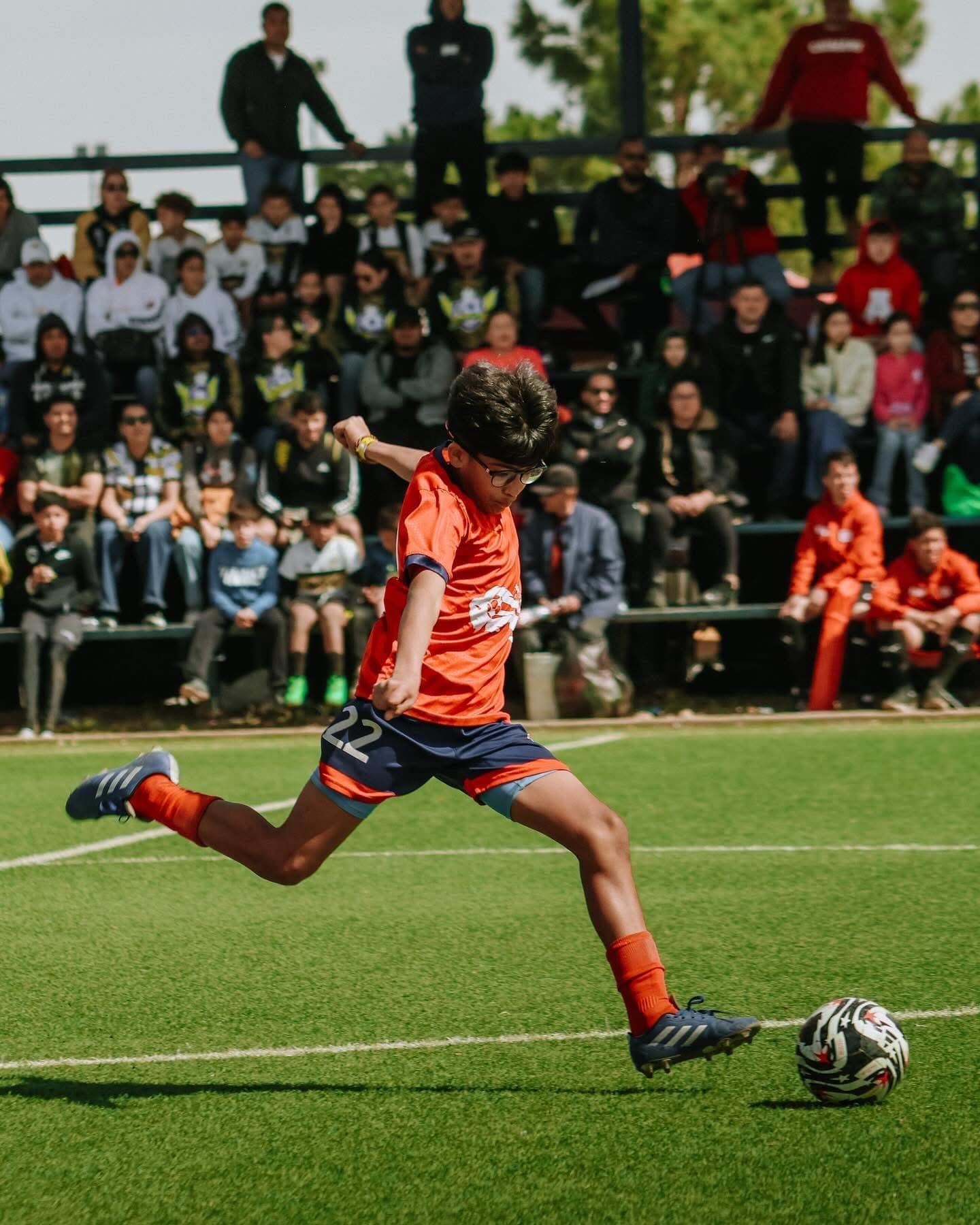 Jugador rematando a portería